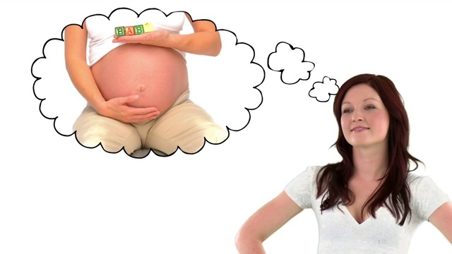 年轻女子考虑怀孕的思想泡沫在白色的背景视频素材