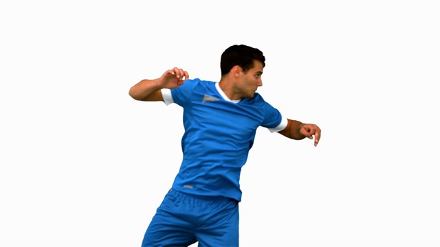 一个足球运动员在白色背景下练习足球特写视频素材