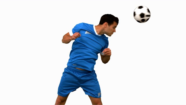 一个足球运动员在白色背景下练习足球特写视频素材