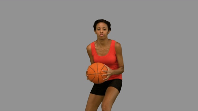 女人在灰色背景下打篮球特写视频素材