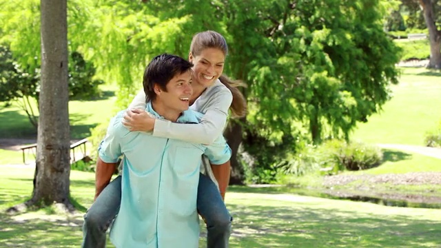 快乐的男人抱着他可爱的女朋友在乡下视频素材