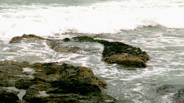 海浪以慢动作冲击着岩石视频下载