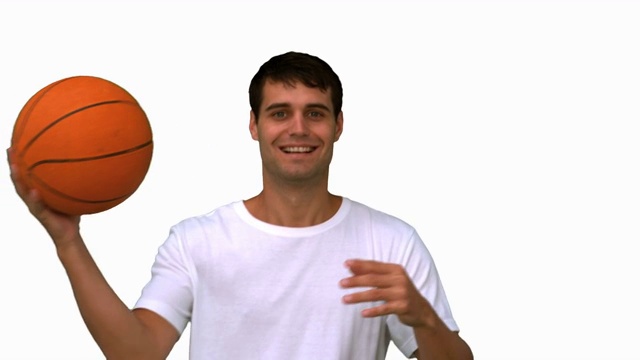 一个男人在镜头前打篮球特写视频下载