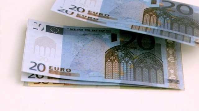 在白色背景下的欧洲钞票上，风以超慢的动作吹着视频素材