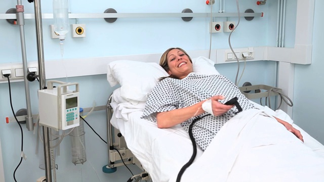 一名女病人躺在病床上休息特写视频素材