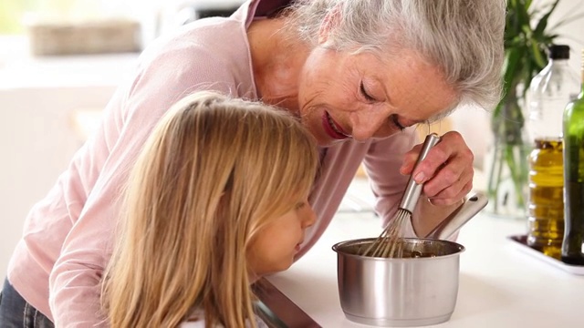 奶奶和小女孩在厨房里一起做巧克力酱视频下载