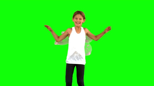 绿色屏幕下女孩背着翅膀跳舞特写视频下载