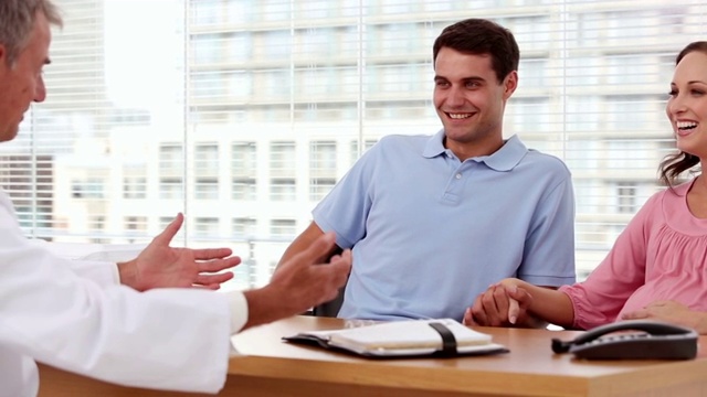 微笑的病人听医生在诊所视频下载