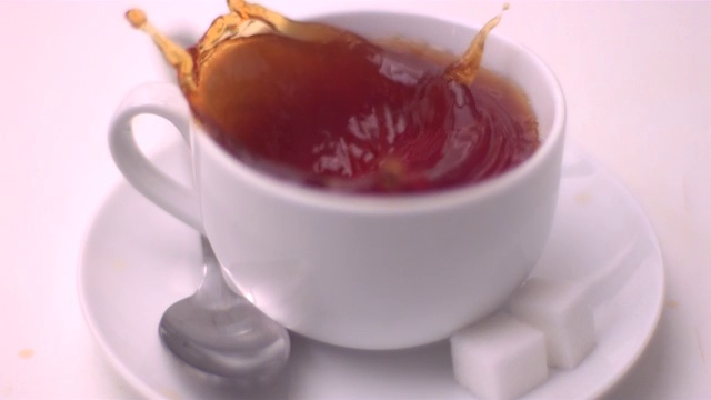 两块方糖掉落到咖啡里特写视频下载
