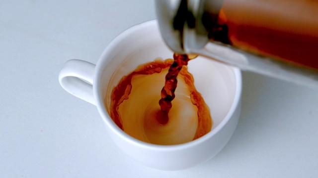 将咖啡从咖啡壶倒入白色杯子里特写视频下载