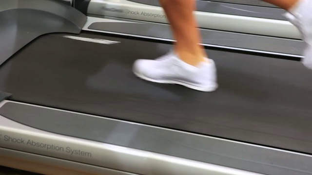脚在健身房的跑步机上跑步视频下载