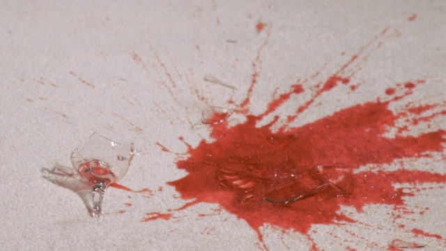 红酒在超慢镜头中碎在地板上视频素材