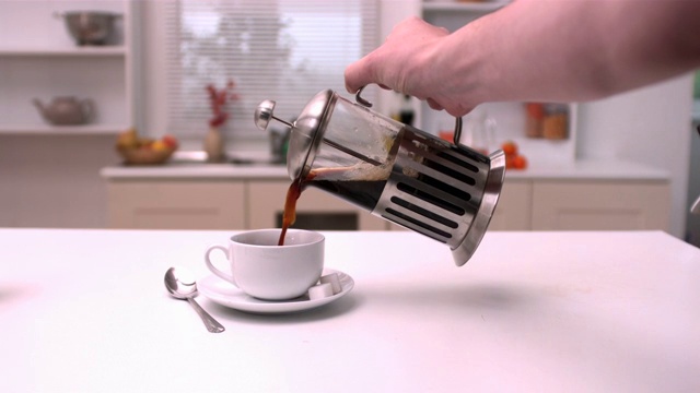 一名男子将咖啡倒入杯中视频下载
