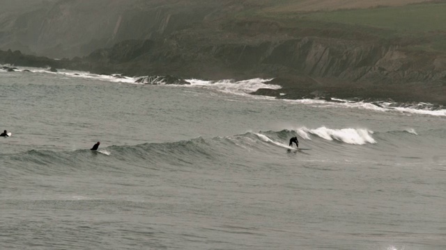 冲浪者在黑暗的海洋中慢动作地冲浪视频下载