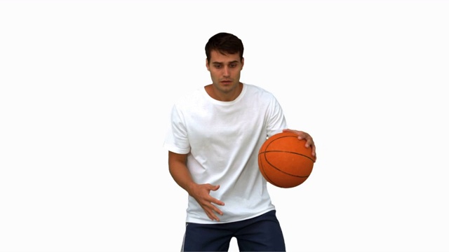 一个男人在镜头前打篮球特写视频下载