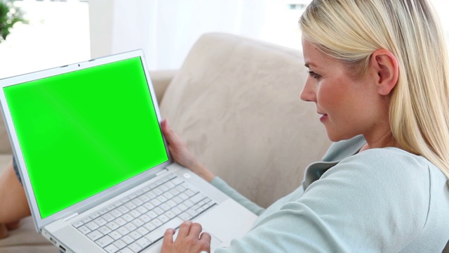 女人的电脑屏幕显示绿屏动画特效视频下载
