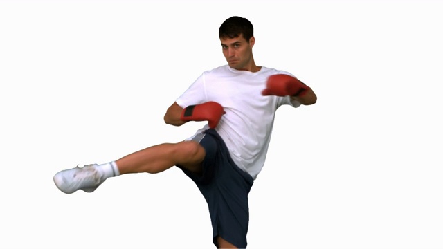 男人在白色背景下戴着拳击手套打拳特写视频下载