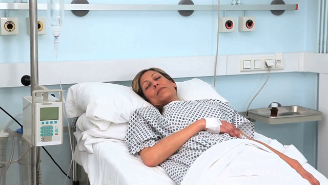一名女病人躺在病床上休息特写视频素材