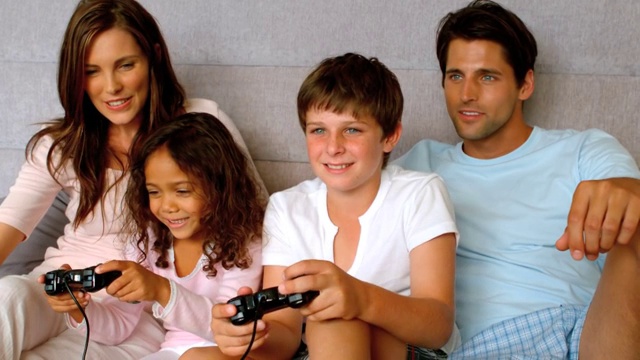一家人在床上打游戏特写视频素材