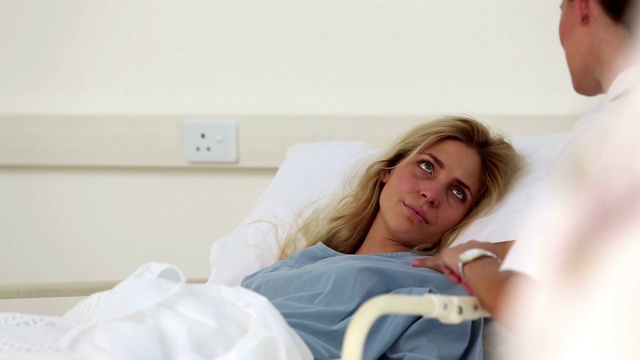 护士在病房安抚生病的病人视频下载