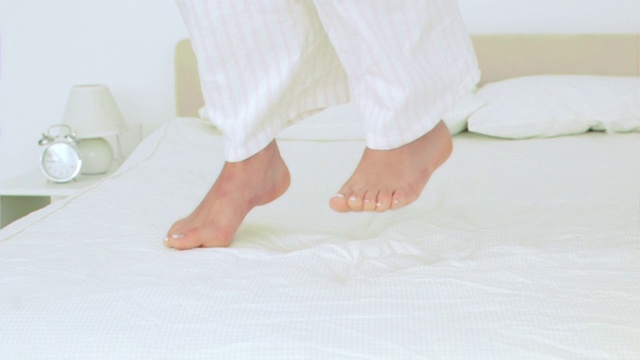 一个男人在床上以超慢的动作跳着视频下载