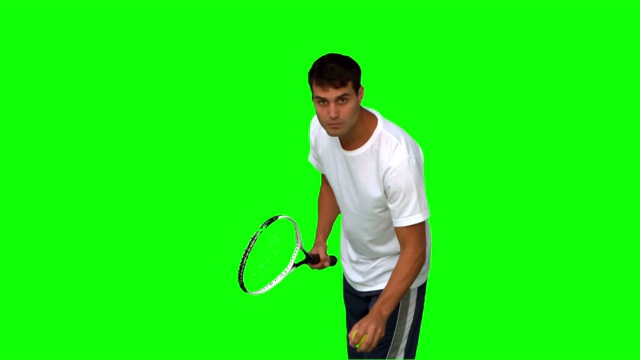 男人在绿色背景下练习打网球特写视频下载
