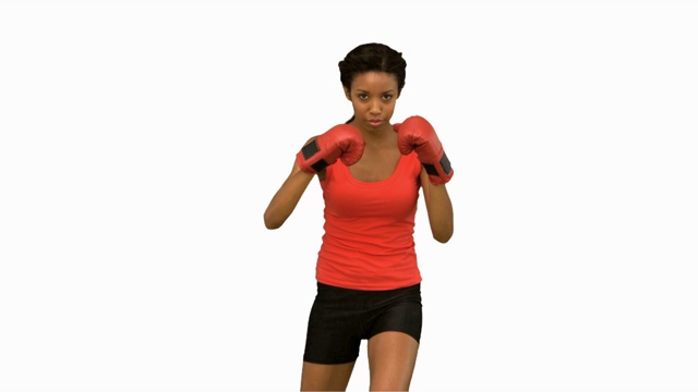 女人在白色背景下戴着拳击手套打拳特写视频下载