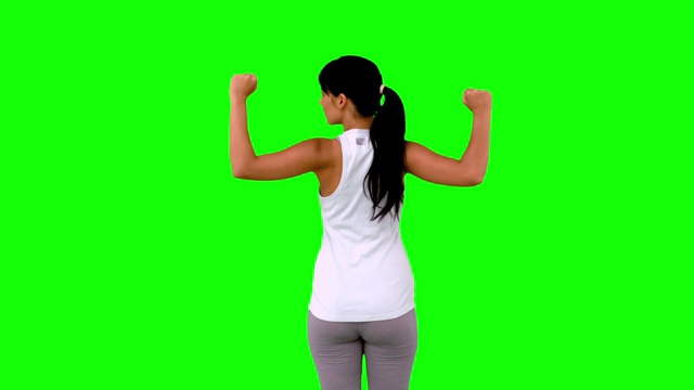 绿色屏幕下女人穿着运动服展示肌肉特写视频下载