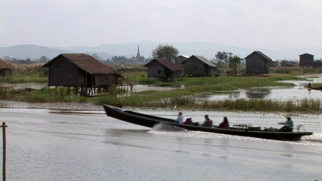 缅甸茵莱湖上的船只视频素材