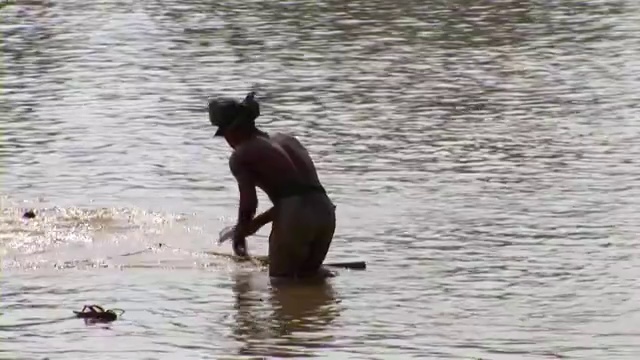 在茵莱湖钓鱼的人视频下载