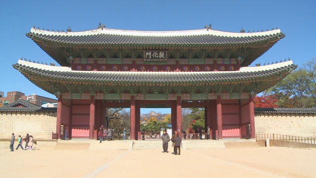 人们进入韩国首尔昌德宫视频下载