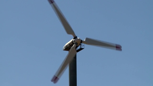 风力发电机在风力发电场上旋转视频下载