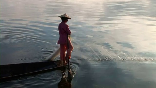 一个女人在收集渔网视频下载