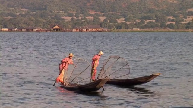 两个渔民用他的腿划船视频素材