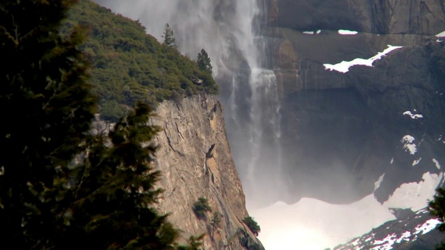 在美国加利福尼亚州的约塞米蒂国家公园，水从落基山脉倾泻而下视频下载