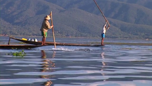 缅甸，人们在茵莱湖钓鱼视频下载