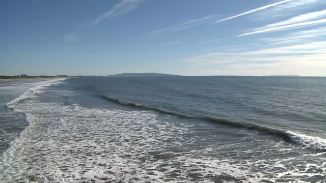 海浪冲到圣莫尼卡海滩视频下载