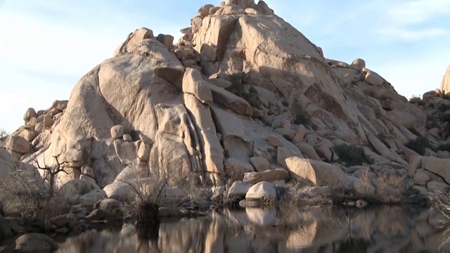 平静的水面映出约书亚树国家公园的岩层视频下载