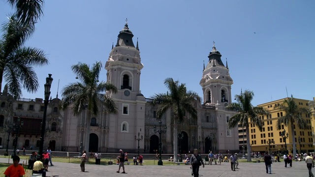 人们走在秘鲁利马大教堂前视频下载