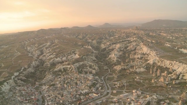 气球漂浮在土耳其卡帕多西亚的岩石山谷视频素材