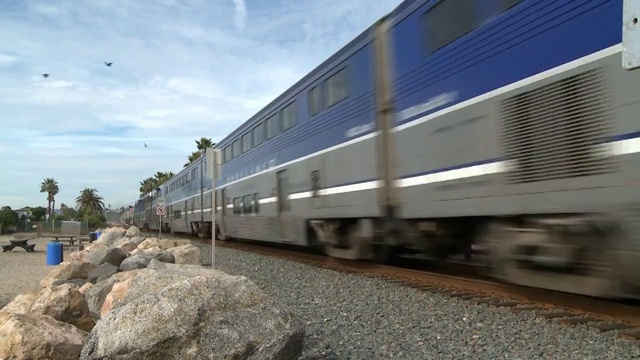 火车经过圣巴巴拉的一个停车场视频下载