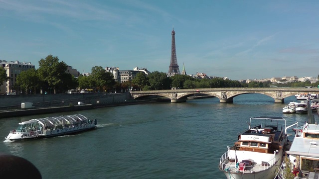 法国巴黎塞纳河上的小船视频下载