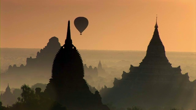 缅甸蒲甘放飞气球视频素材