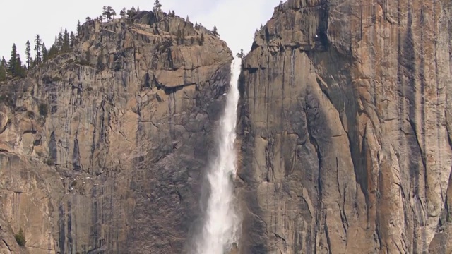 在美国加利福尼亚州的约塞米蒂国家公园，水从落基山脉倾泻而下视频下载