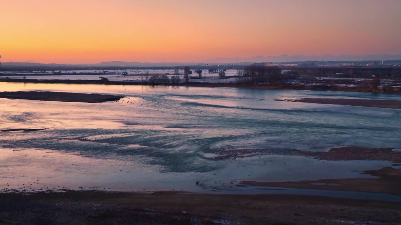 雪后黄河飞鸟河流雪景视频素材
