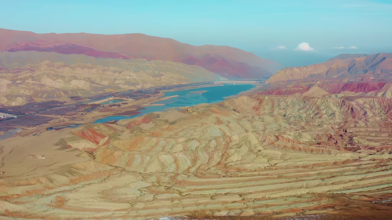 航拍冬季新疆昌吉S101国防公路卡拉扎祖山硫磺沟与头屯河水库视频素材