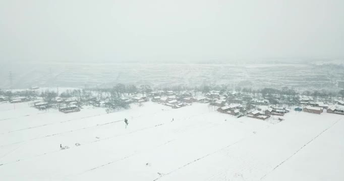悬崖边的村庄雪景视频素材