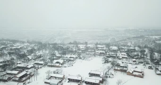 悬崖边的村庄雪景视频素材