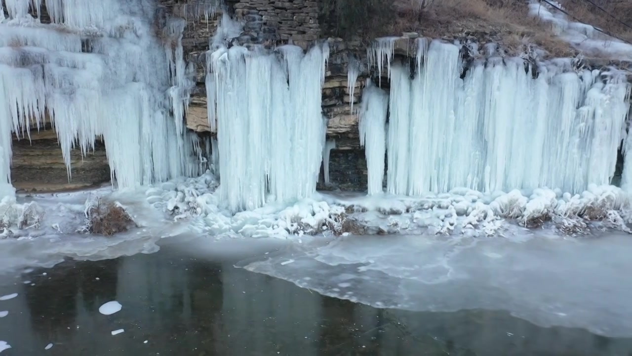 山东枣庄山亭区老朴山一处山崖上的冰挂美景视频素材
