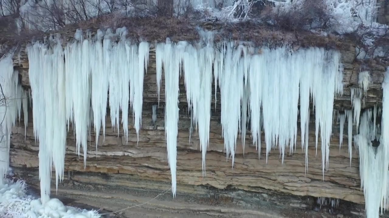山东枣庄山亭区老朴山一处山崖上的冰挂美景视频下载